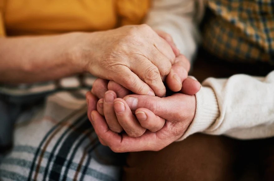 Chicago Jewish couple married 69 years die moments apart holding hands