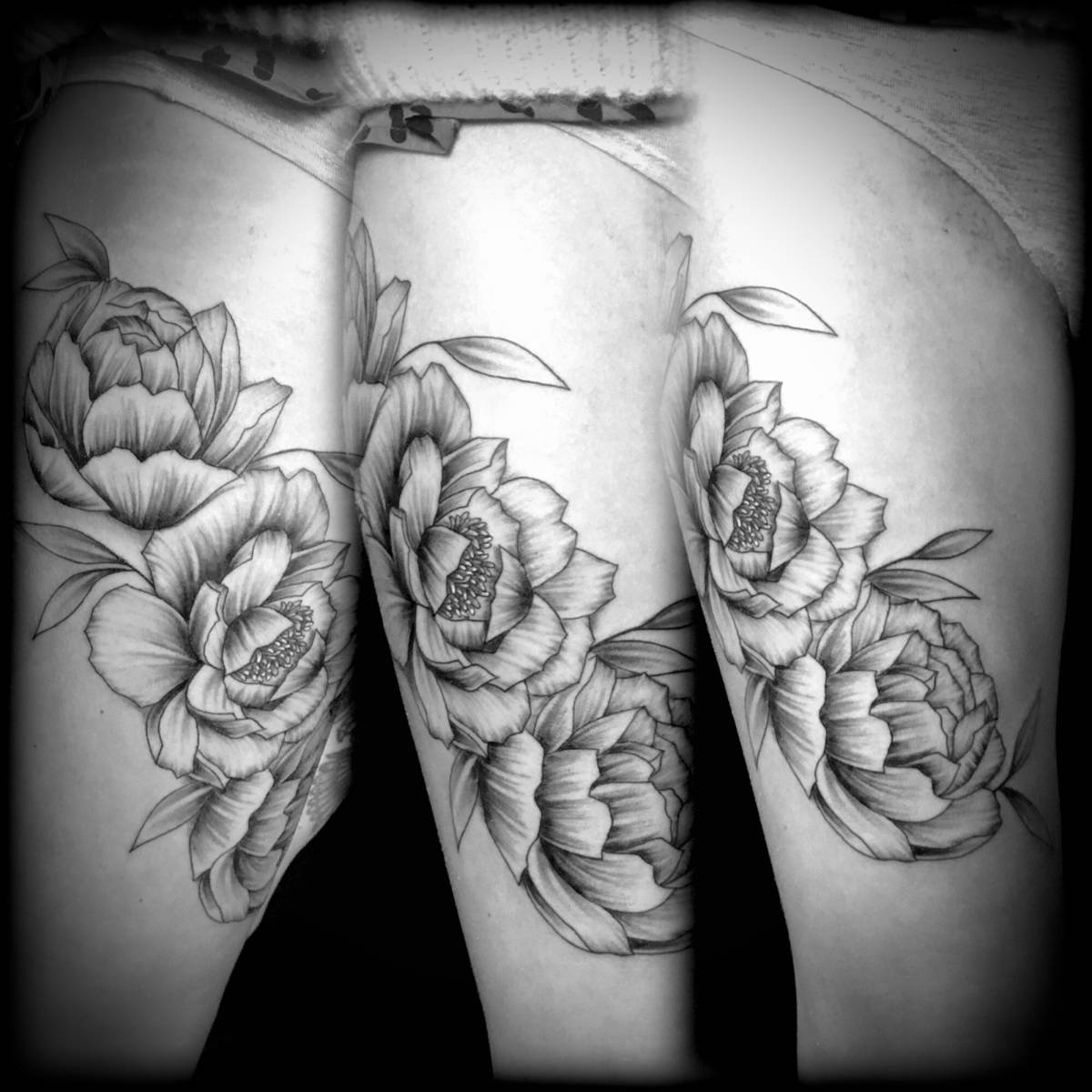Tatouage Fin Sur La Cuisse Femme A Tassin Salon De Tatouage Specialise Dans Le Tatouage Fin A Lyon Juste De L Encre