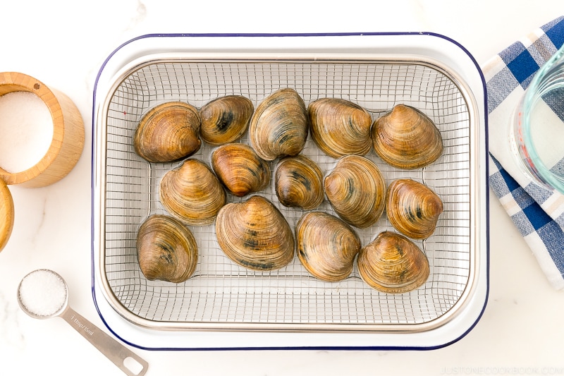 How To Clean Clams The Best Way to Purge Sand • Just One Cookbook