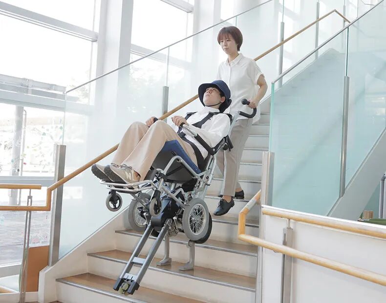 車椅子の階段上り下りをサポートする可段式階段昇降機「JMAXシリーズ・ステアチェア・ステアエイド・UDCHAIR」 ラクカイゴ®