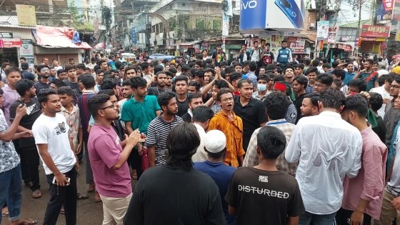 ময়মনসিংহে শিক্ষা উপদেষ্টার পদত্যাগের দাবিতে শিক্ষার্থীদের বিক্ষোভ