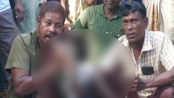 সাপুড়ের প্রাণ নেওয়া বিষধর সাপ চিবিয়ে খেলেন আরেক সাপুড়ে
