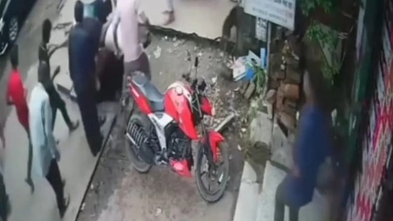 স্ল্যাব ভেঙে ড্রেনে পড়লেন তরুণী