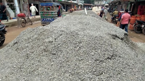 নিম্নমানের পাথর দিয়ে চলছে রাস্তার কাজ