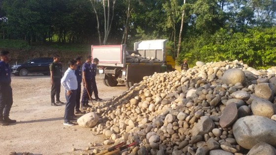 লুকিয়ে রাখা আরও ৫ হাজার ঘনফুট সাদা পাথর উদ্ধার 