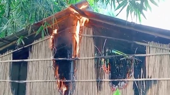 ‘অলৌকিকভাবে’ ঘরবাড়িতে ধরছে আগুন, আতঙ্কে গ্রামবাসী