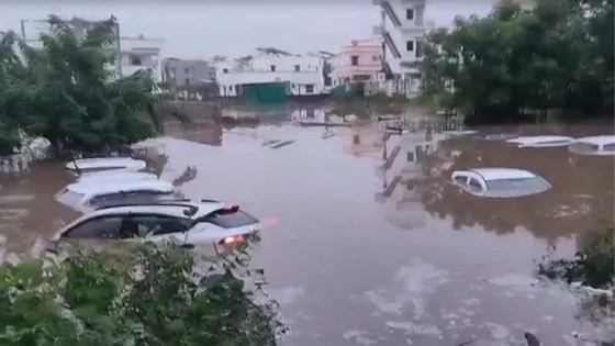 ভারতের গুজরাটে ভারী বৃষ্টিতে রাস্তায় ডুবে যাচ্ছে গাড়ি