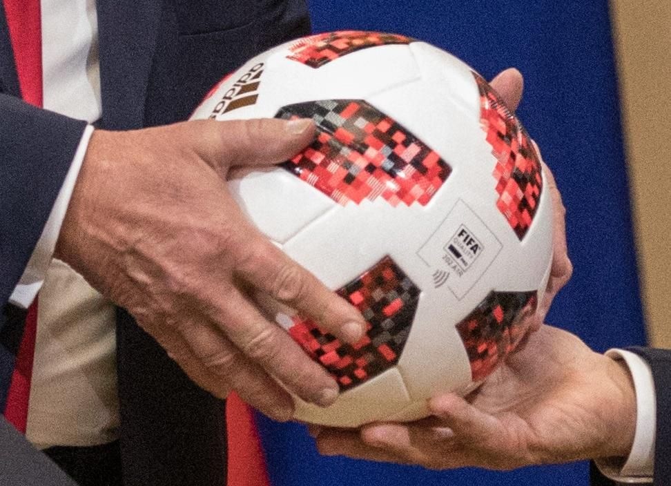 По време на срещата в Хелзинки руският президент Путин подари