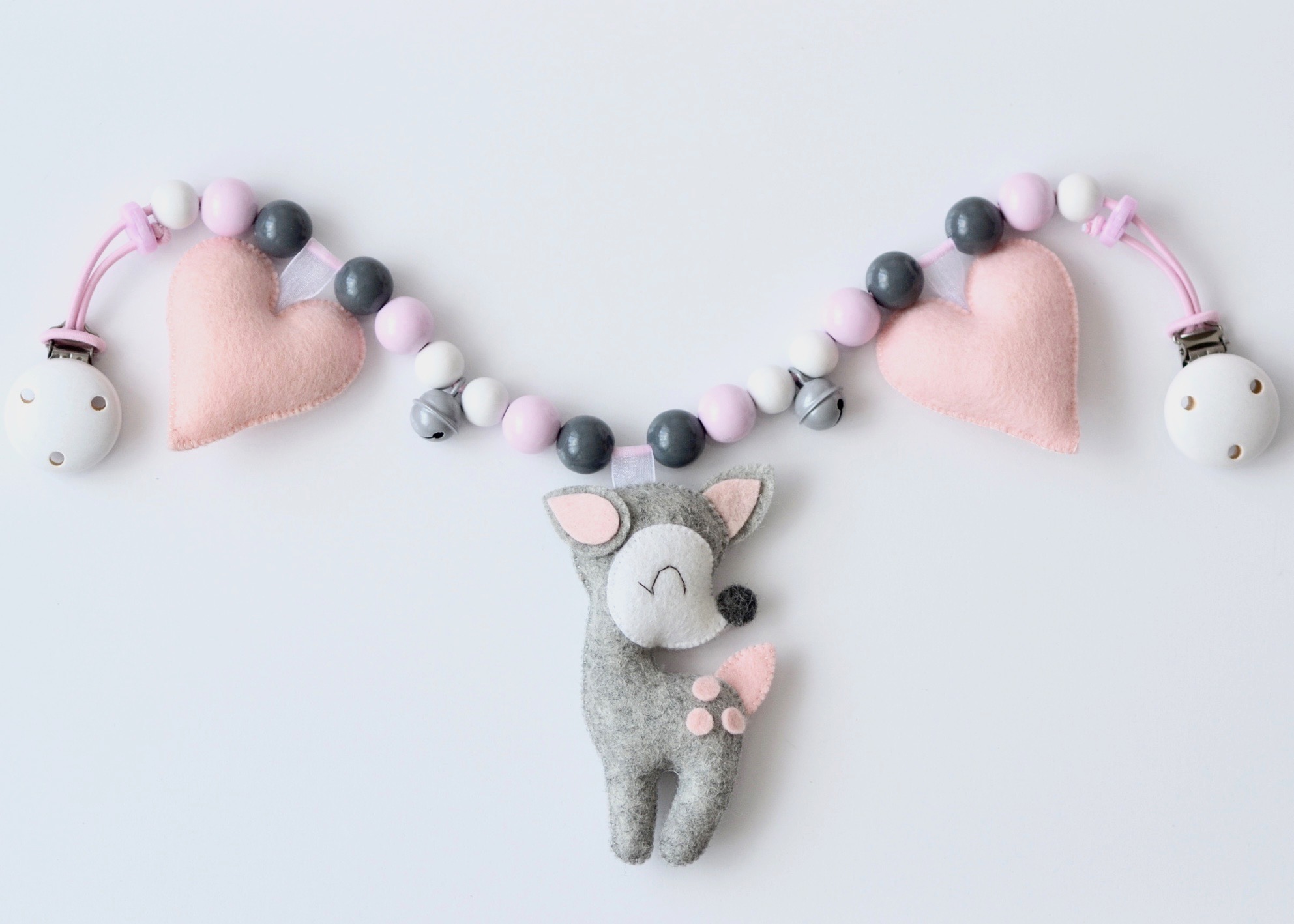 Kinderwagenkette "Rehkitz mit Herzen" aus 100 Wollfilz Karapuz Boutique