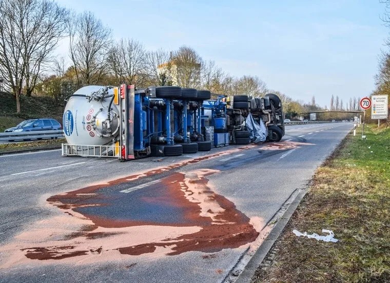 Dieser LKW für einen MEGAStau in Karlsruhe Eine verletzte Person!