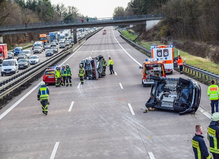 Schrecklicher Unfall auf der A5 Rund 50 Gaffer spazieren auf der