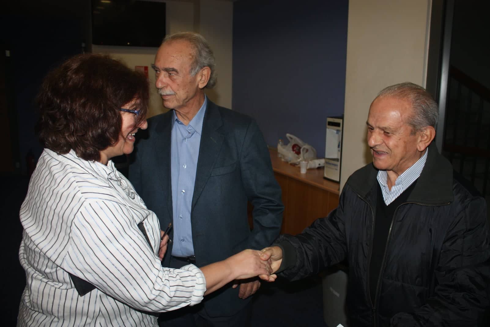 Ο άνθρωπος με τα τρύπια πόδια μακρονησοσ β11. Μακρόνησος: Η αιμάτινη κηλίδα δεν σβήνει - Παρουσιάστηκε ...