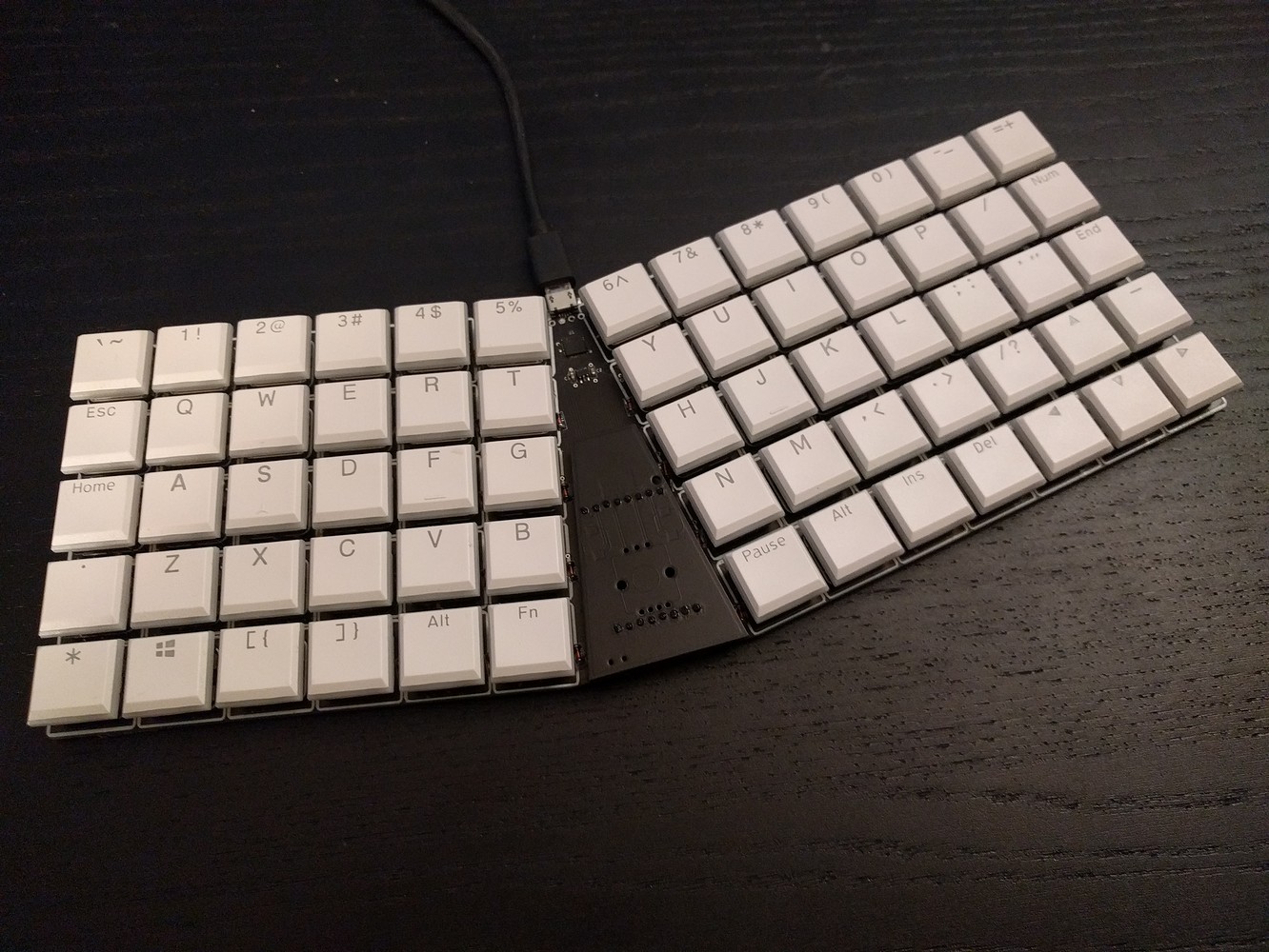 Kamina — a 60key ortholinear lowprofile split onepiece keyboard