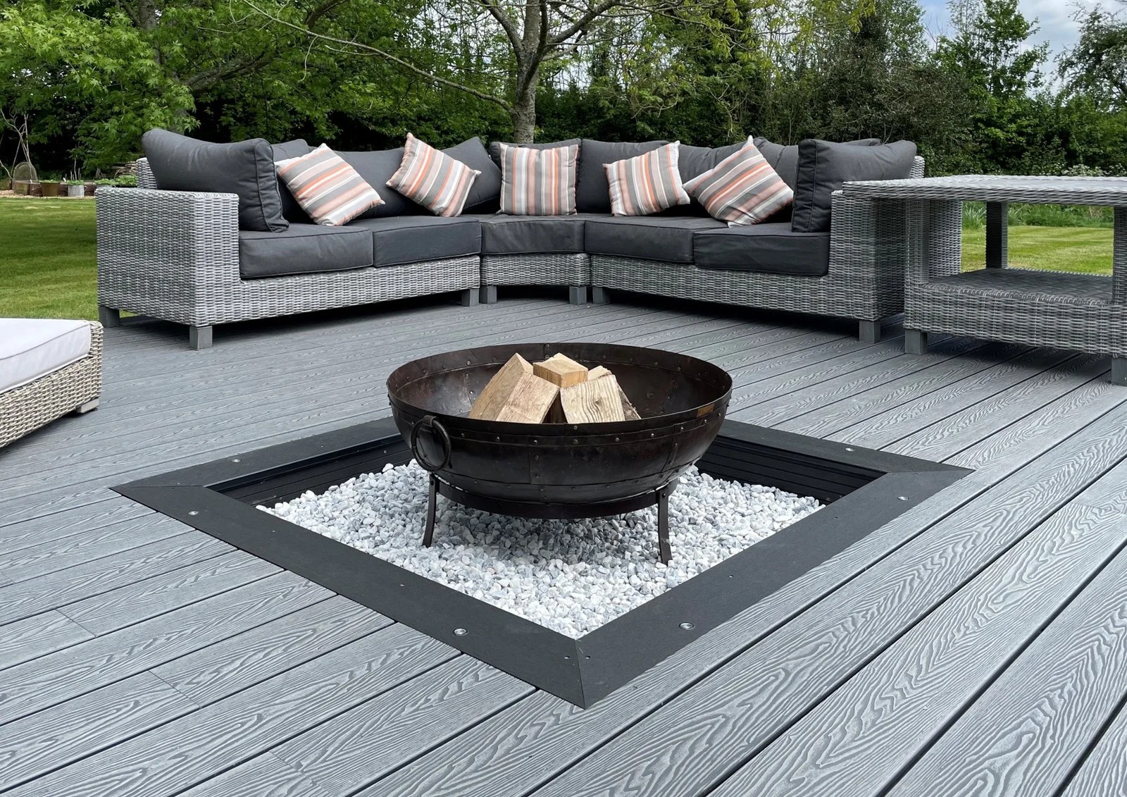Which is better, composite decking or natural wood decking? Expert Guide