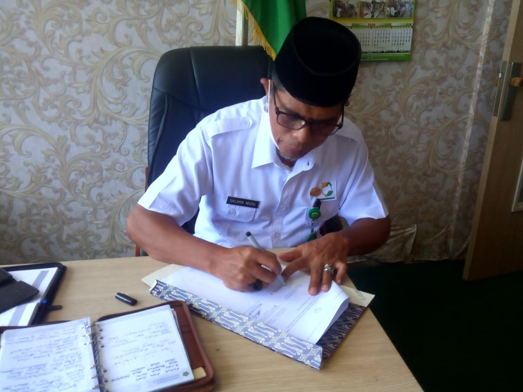 Kerjasama dengan Dinas Pendidikan, Kakankemenag Kab. Aceh Singkil melakukan  Penandatanganan Keputusan Bersama terkait Kalender Pendidikan TA 2020/2021  – Kemenag Aceh Singkil