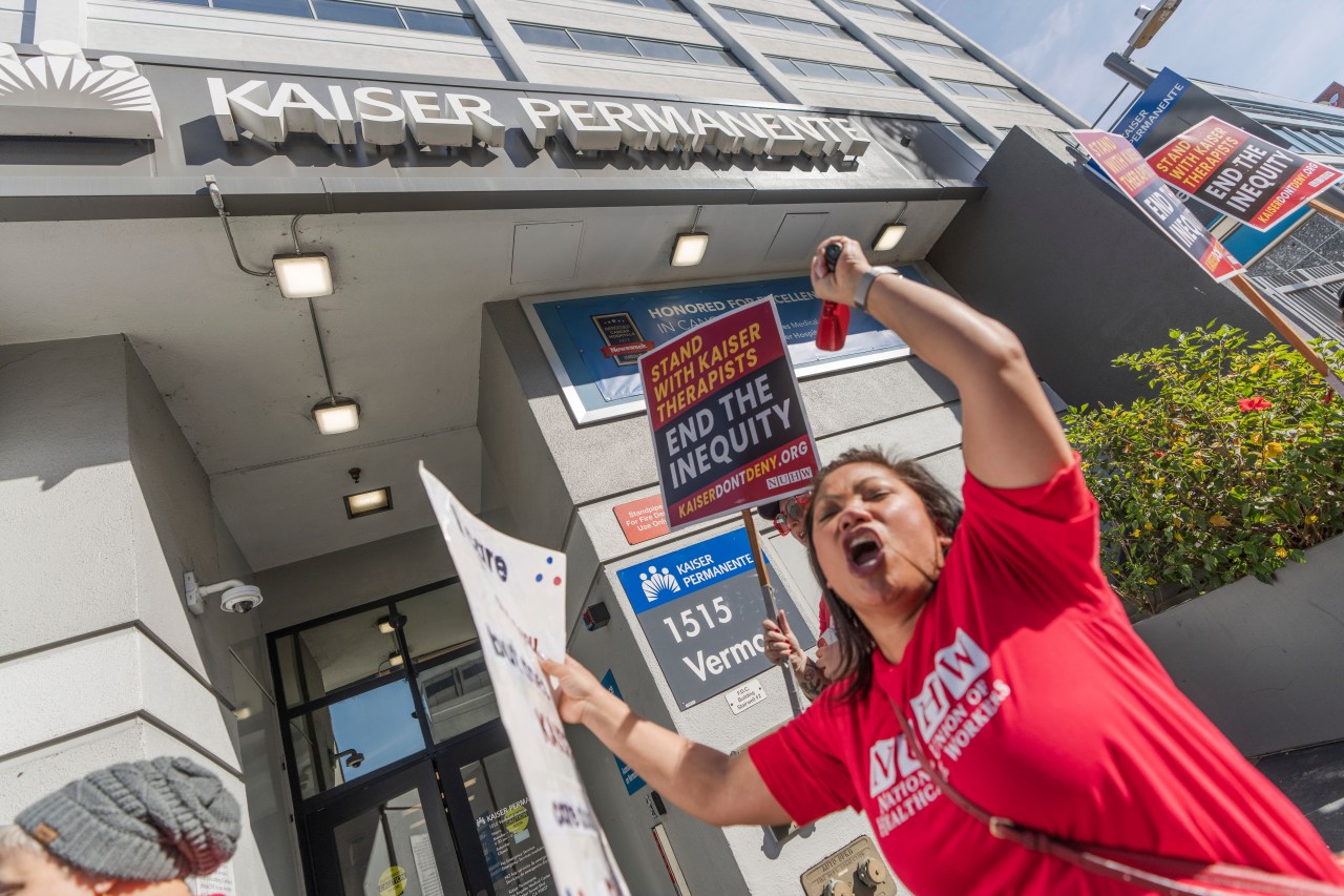 Kaiser mental health workers go on strike in Southern California over(03)