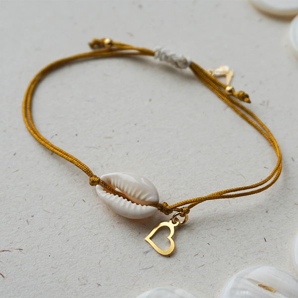 Pulseira com concha natural e pendente KIAMA