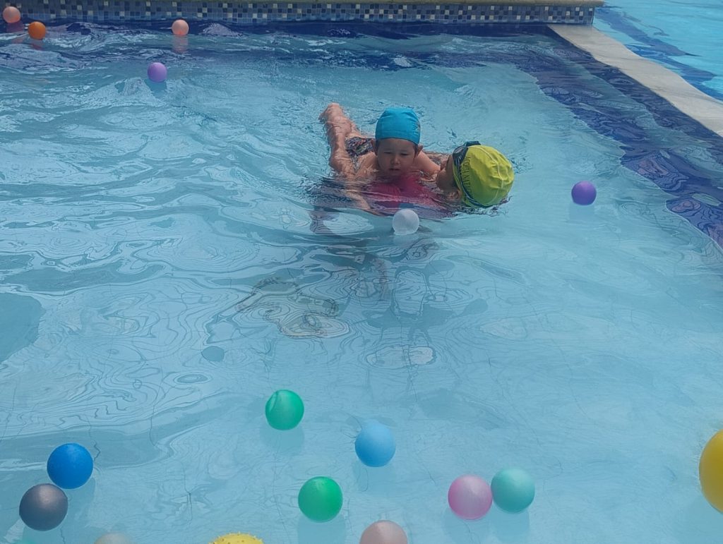 Natación Kids Tree Cajicá para niños de 1 a 6 Años increíbles Explora la natación en Kids Tree. Jardín Campestre Montessori Bilingüe Cajicá