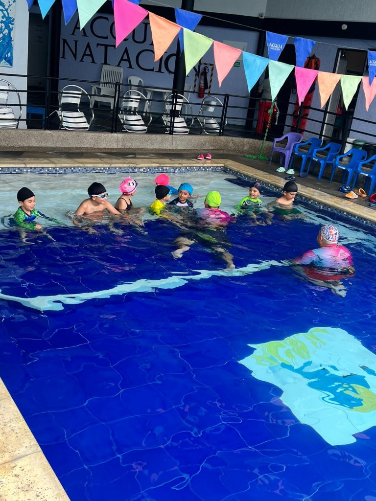 Natación Kids Tree Cajicá para niños de 1 a 6 Años increíbles Desarrollo en natación en Kids Tree. Jardín Campestre Montessori Bilingüe Cajicá