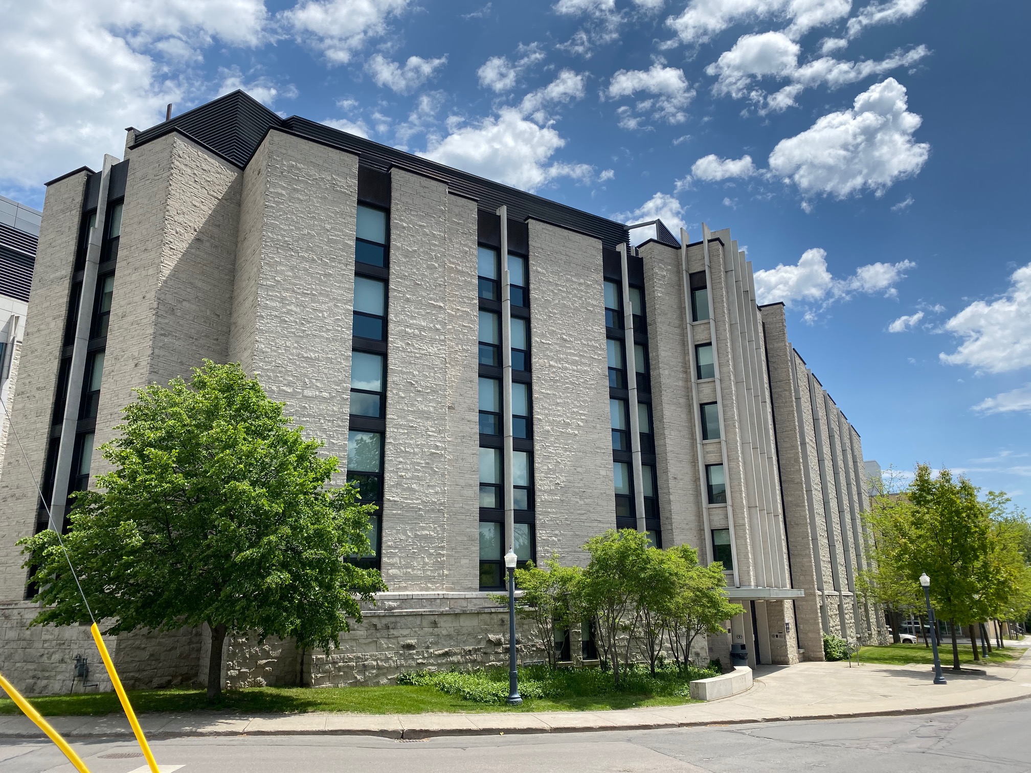 Queen's University to open residences to single, firstyear students