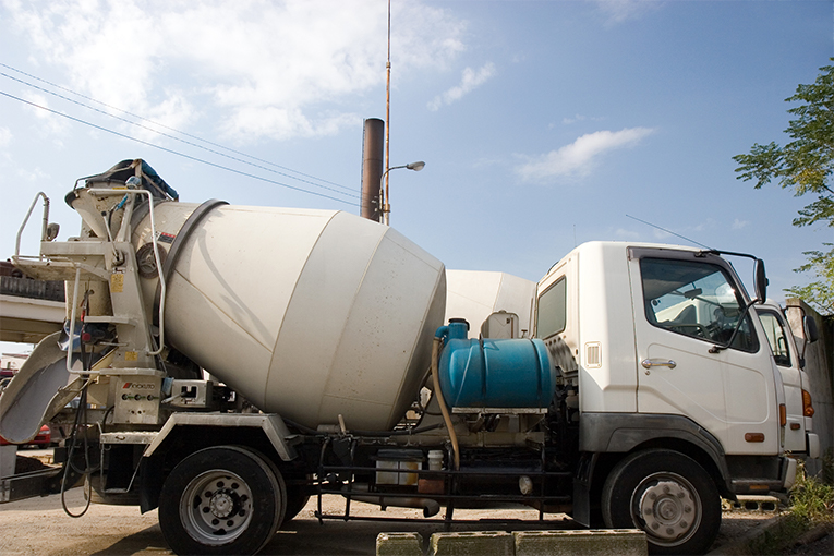 中古ミキサー車市場で人気のメーカーやモデル購入時のチェックポイントを ミキサー車ってどんな車？用途や構造について【キントラ】