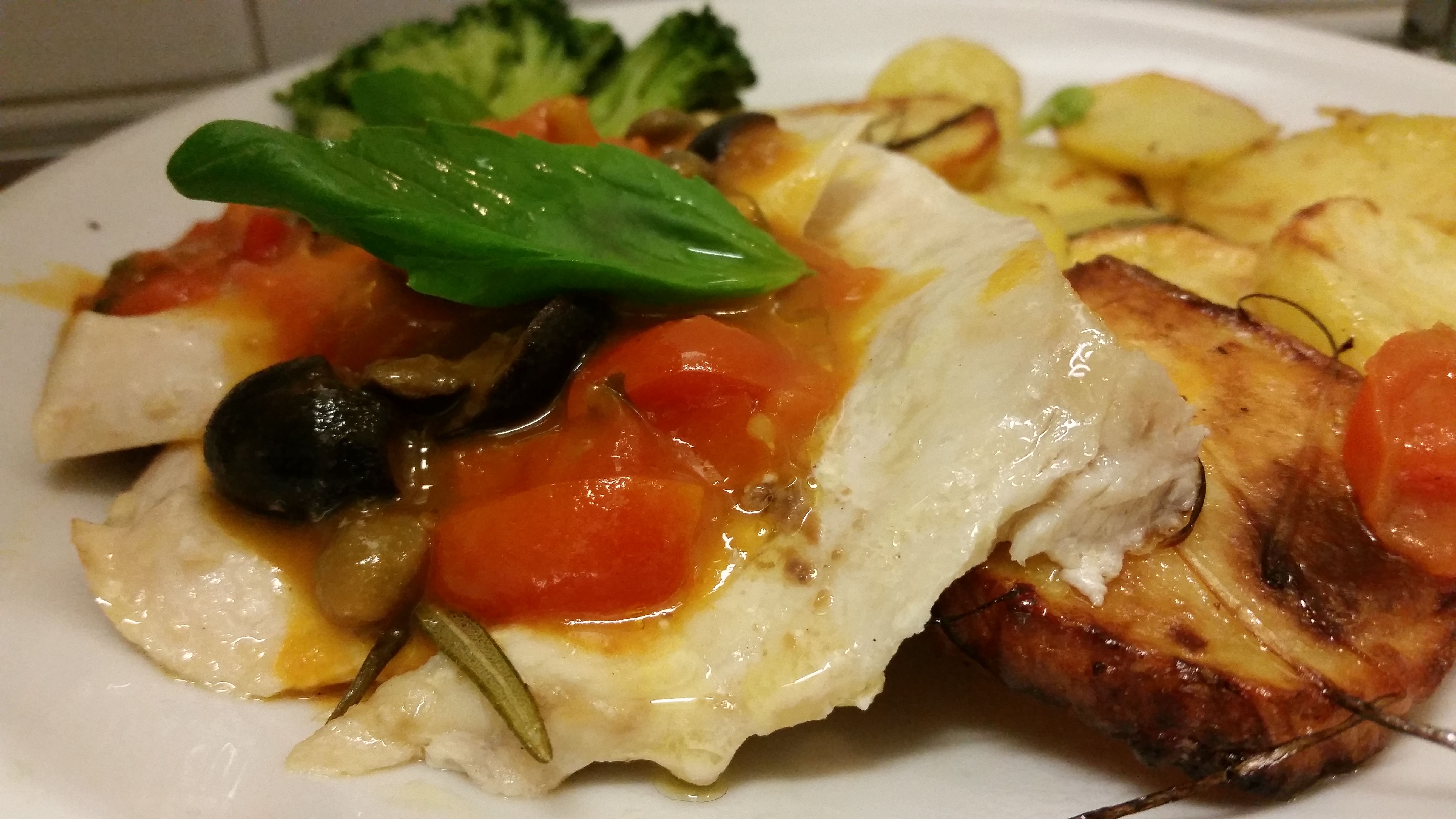 B. Trancio di Pesce Spada alla Siciliana Servito con Petali di Patate e