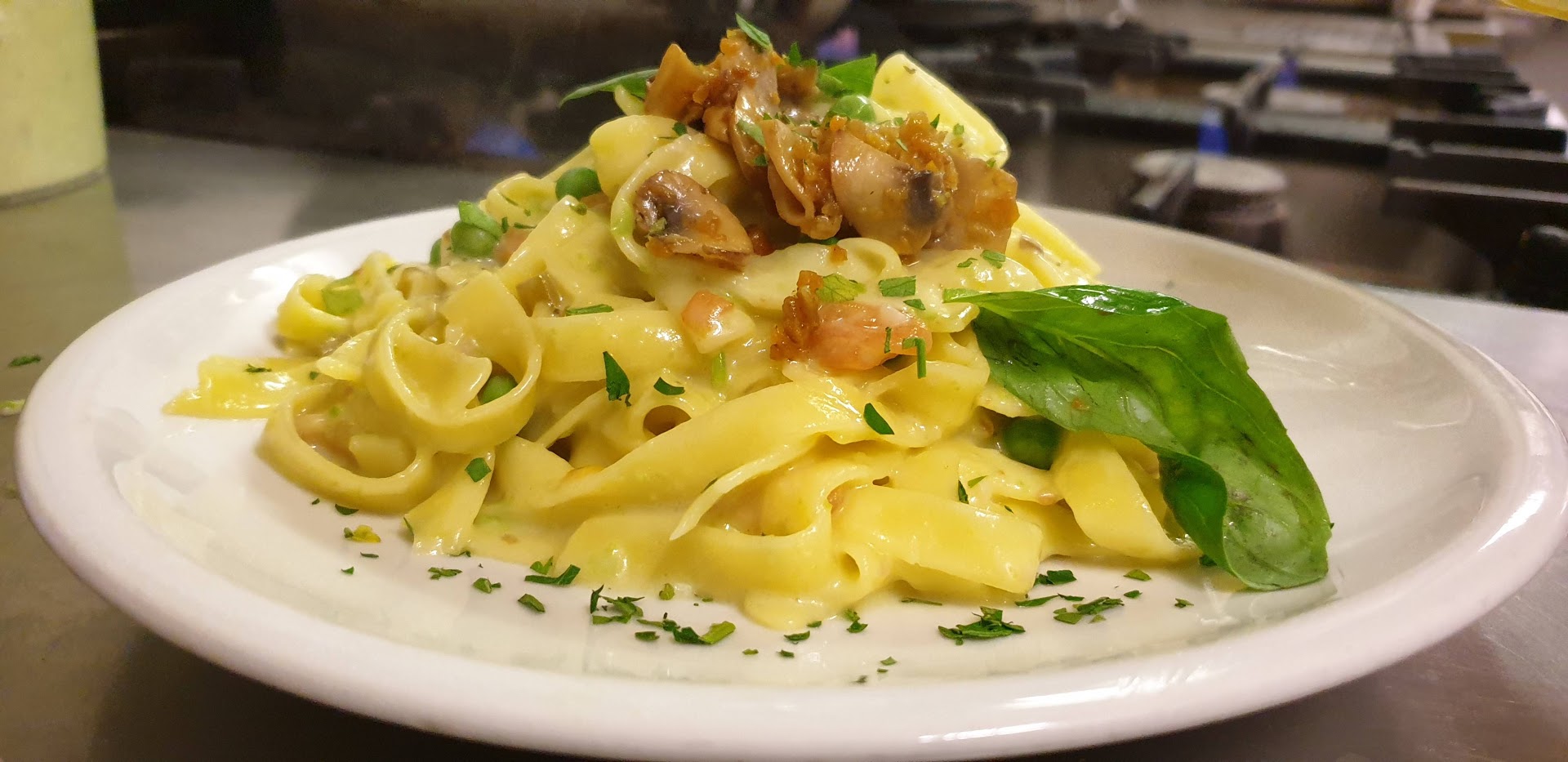 A. Tagliatelle Fresche ai Funghi e Piselli