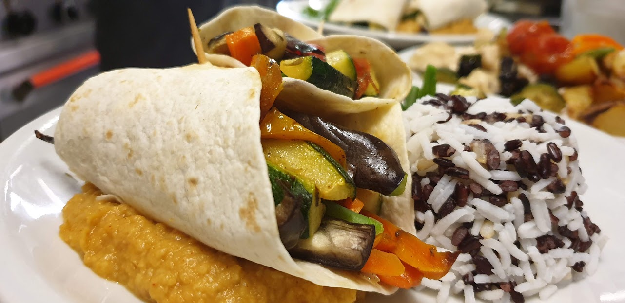 B. Piatto Vegano del giorno Fajitas Vegane alle Verdure con Torretta