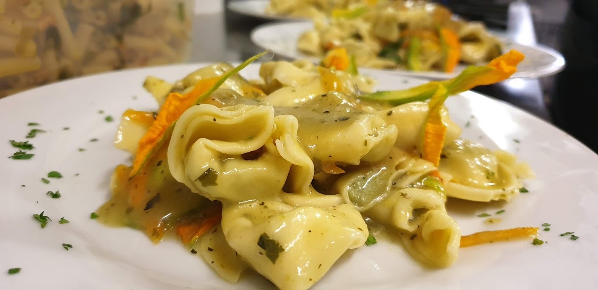 A. Tortellini Ricotta & Spinaci con Crema di Zucchine e Fiori di Zucca