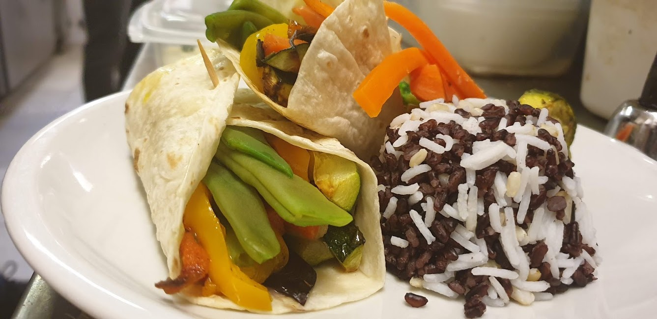 B. Piatto Vegano del giorno Fajitas Vegane alle Verdure con Torretta