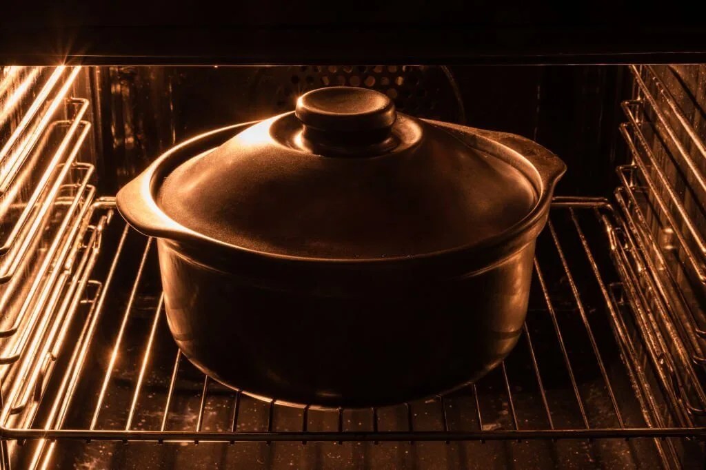 Slow Cooking in Oven A Quick Beginners Guide (2023)
