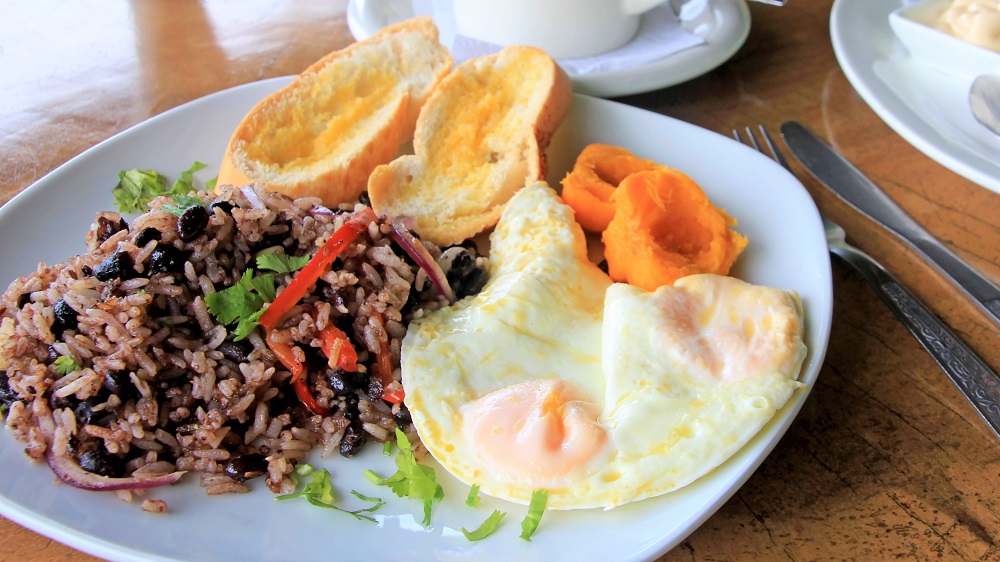 Traditional Gallo Pinto breakfast with eggs, Costa Rica • KochMit