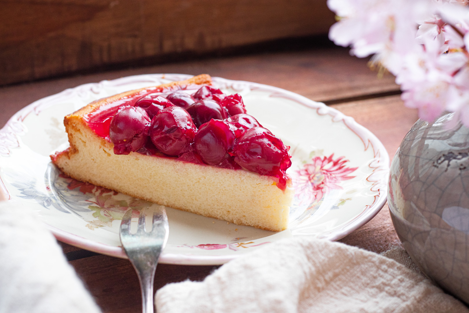 Quarkkuchen ohne Boden mit Kirschen