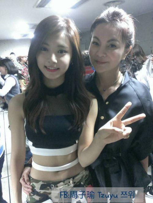 Fans go wild over perfect visual pair of TWICE's Tzuyu and her mom