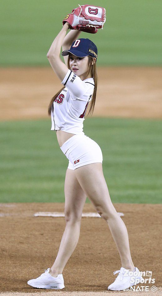 This beautiful Korean girl is going viral after her sexy baseball pitch