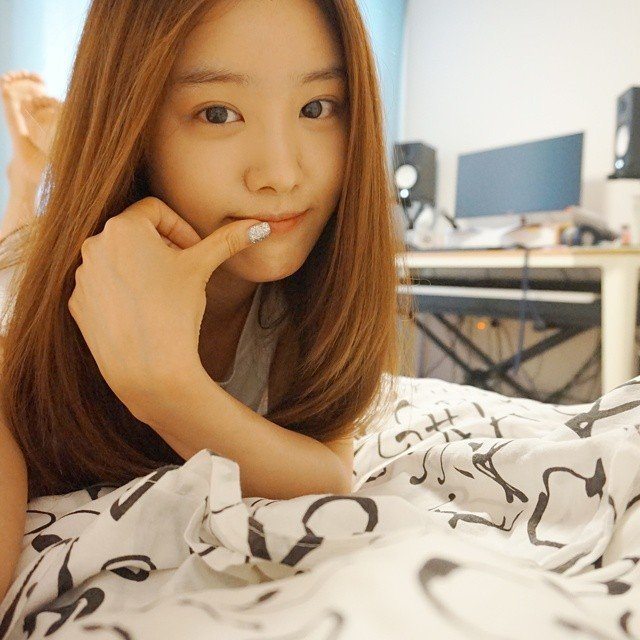 10 KPop Girls Who Were Spotted Without Makeup On Koreaboo