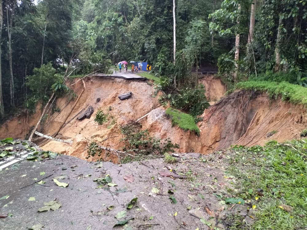 Jalan Lama BentongRaub ditutup akibat tanah runtuh