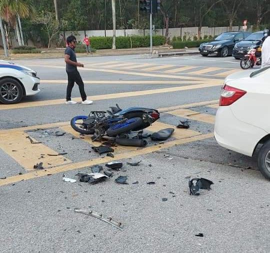 motor langgar kereta siapa salah