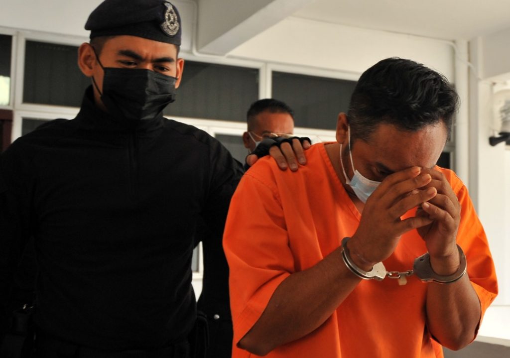Pemandu jengkaut didakwa bunuh isteri, miliki senjata