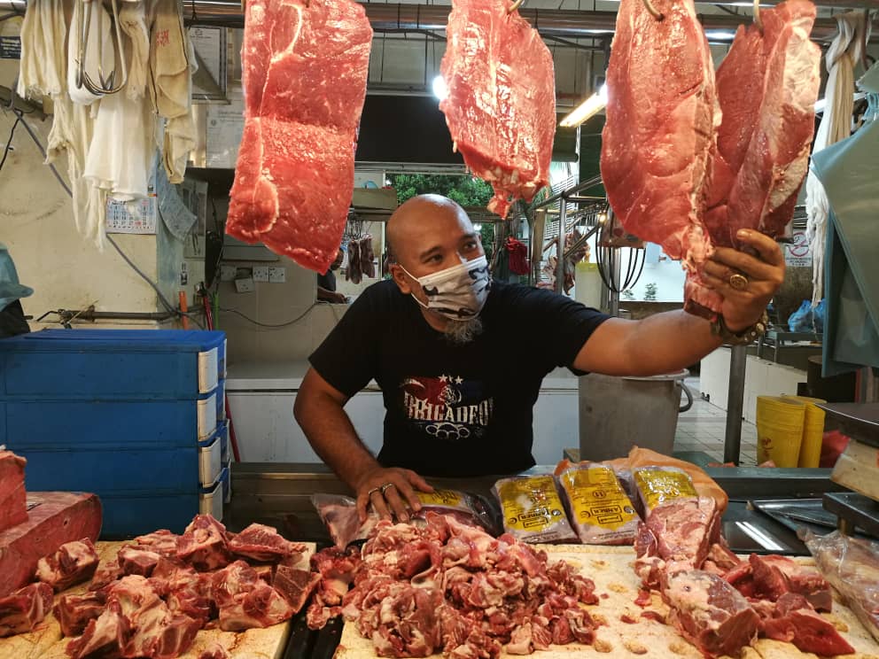 Harga ayam dan daging lembu masih tinggi. Terdapat peniaga