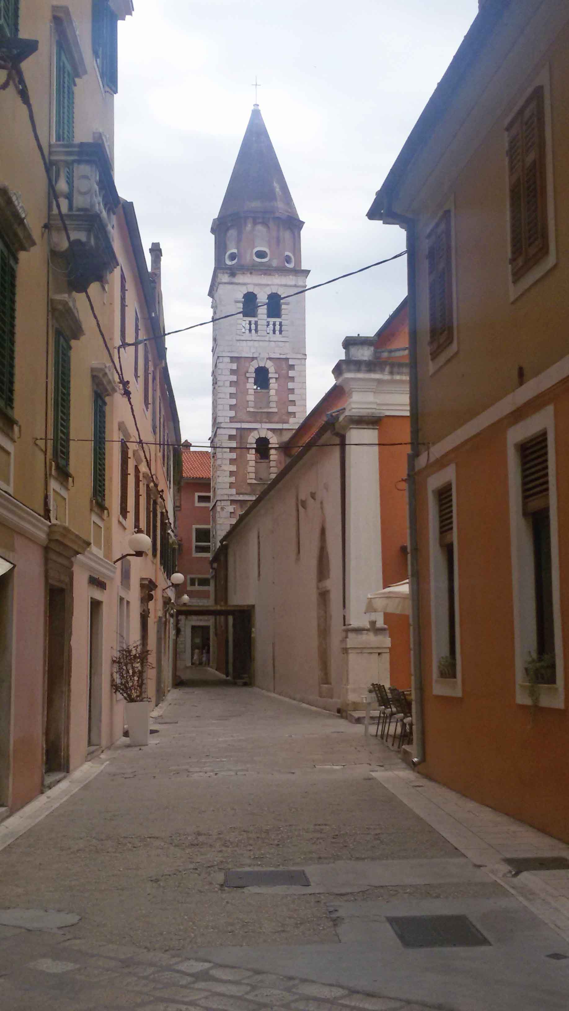 Straße in der Altstadt von Zadar KroatienLiebe