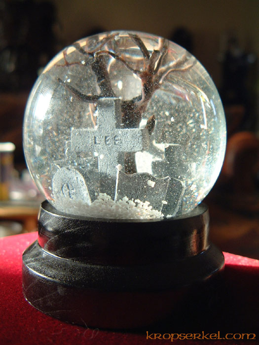 Kropserkel The Crow Snow Globe replica prop