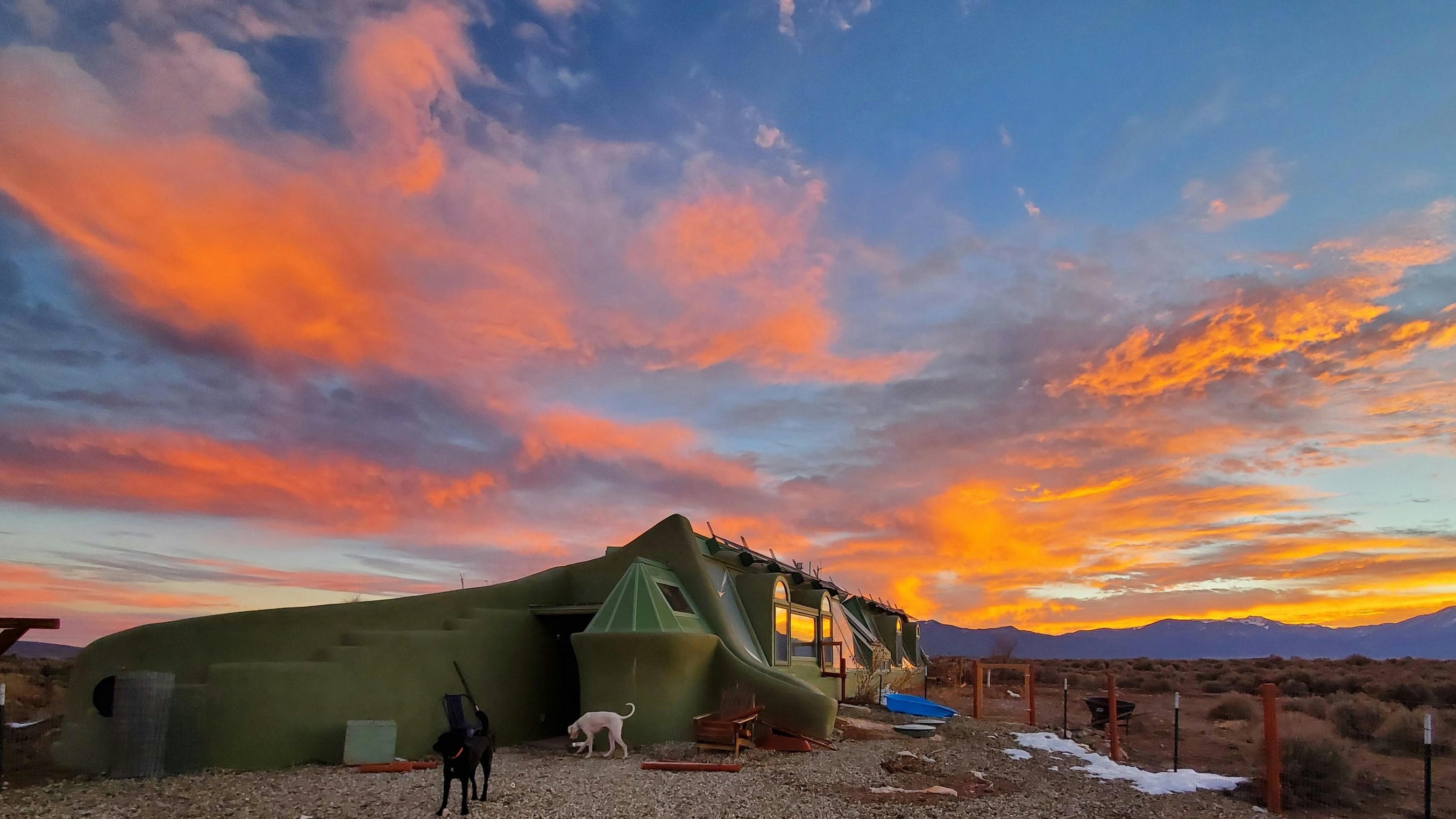 PHOTOS 'Offthegrid' Earthship by the Rio Grande Bridge listed