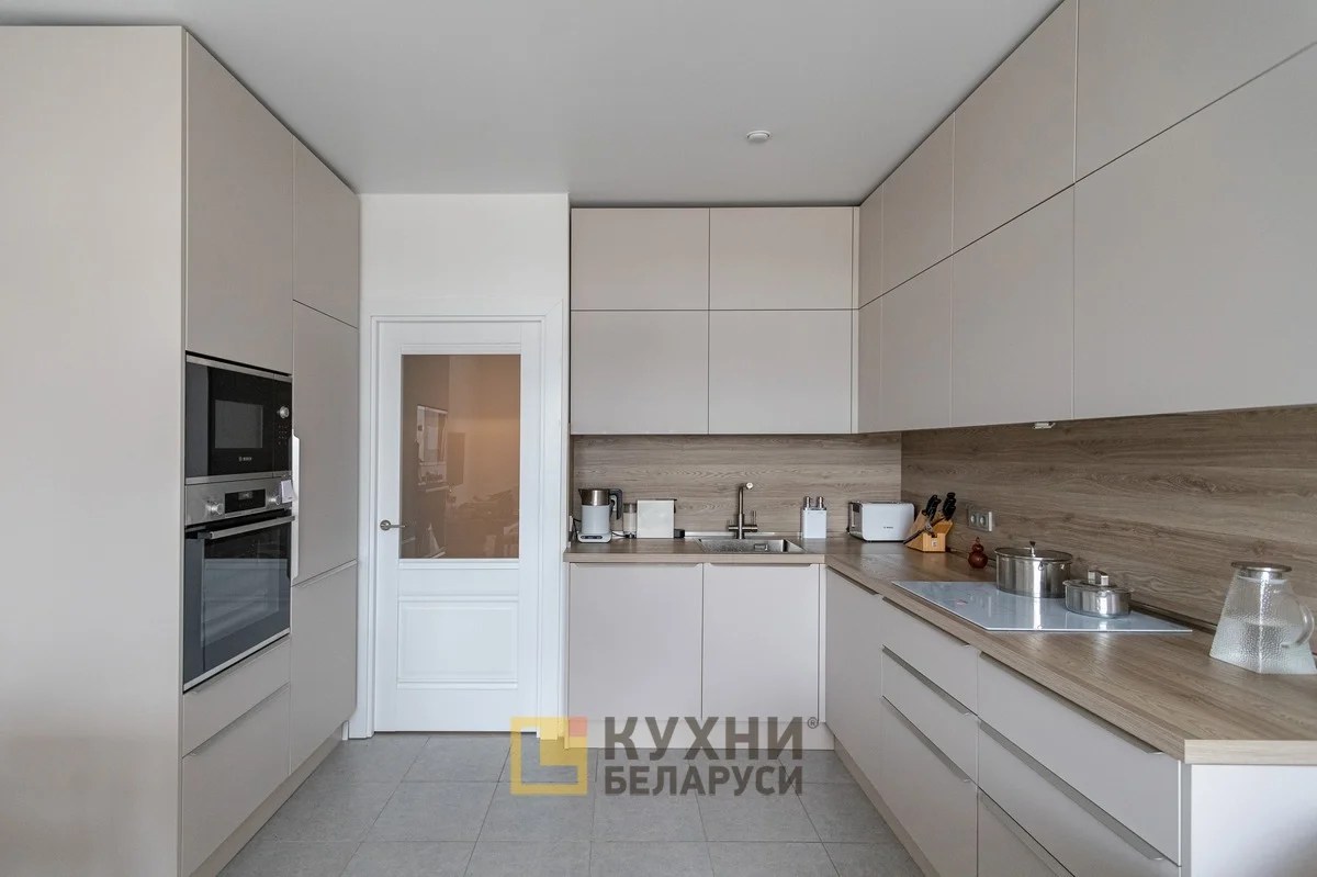 Кухонный гарнитур с двухлинейной планировкой