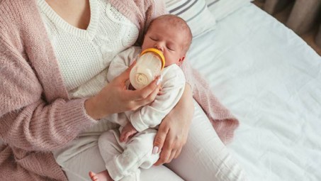Quelle quantité de lait donner à bébé, mois après mois