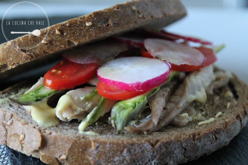 PANINO CON SGOMBRO SOTT'OLIO, SENAPE ALL'EXTRAVERGINE E CRUDITE'