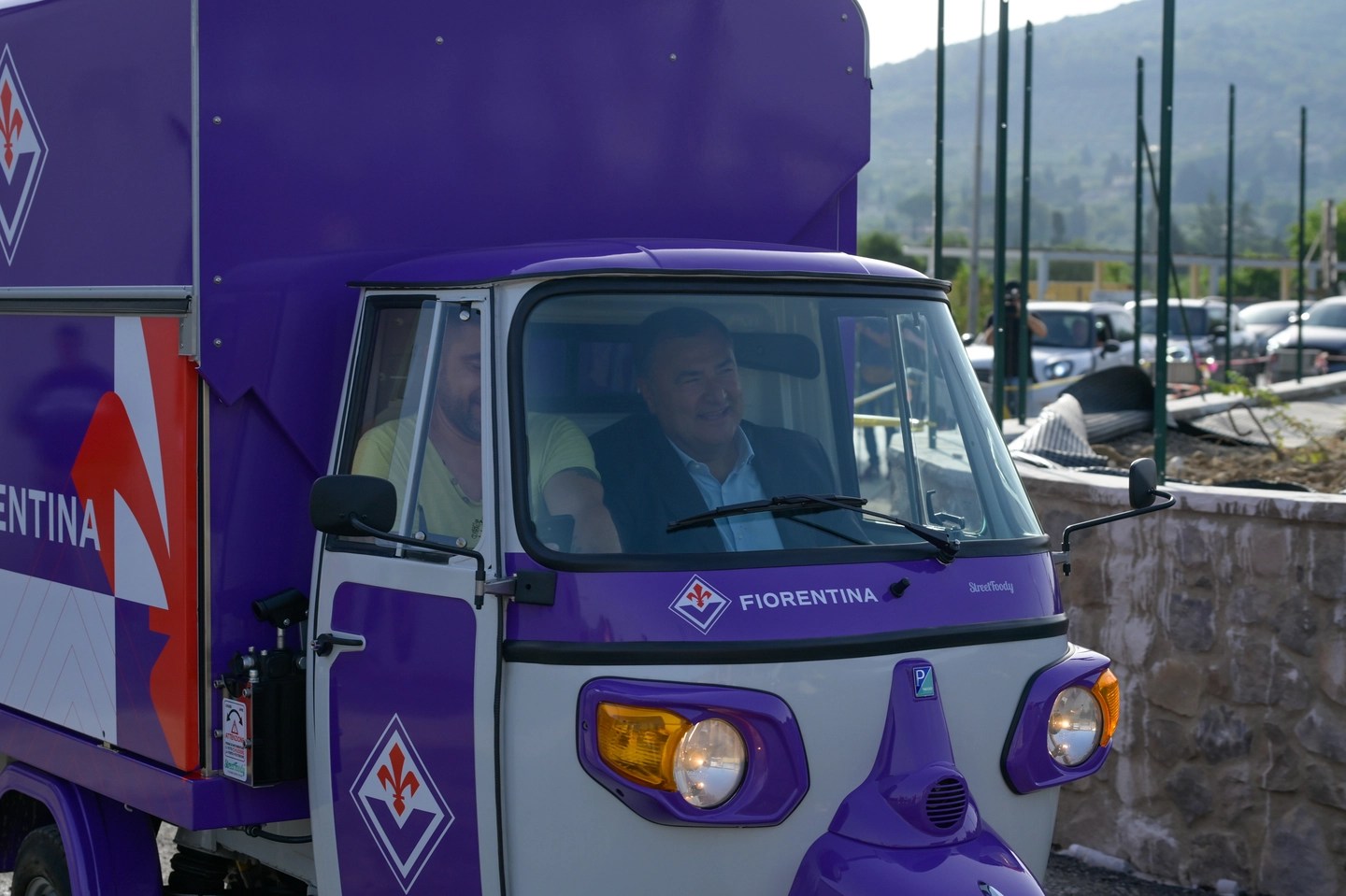 Joe Barone in giro per Firenze con l'ape targata Fiorentina ( video