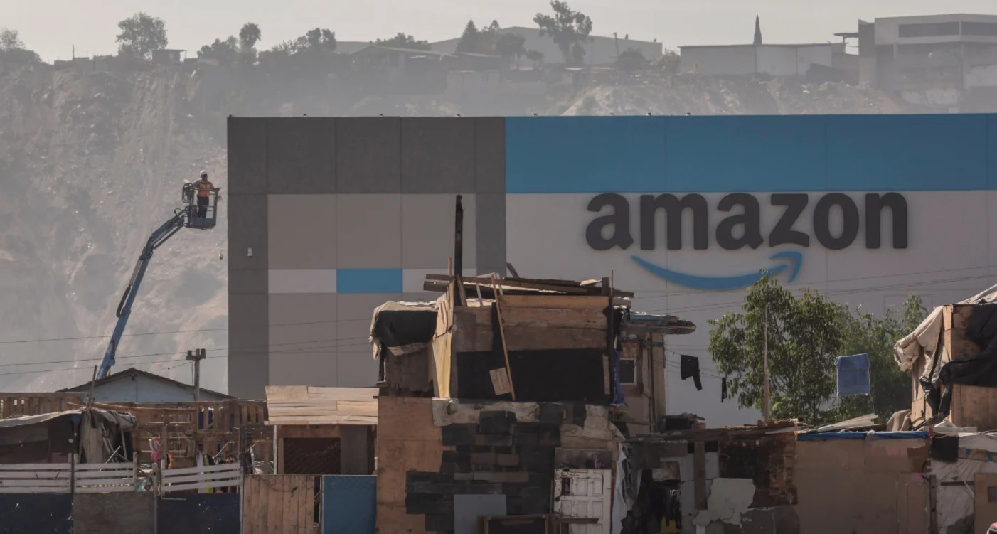 Amazon abre superalmacén en Tijuana al lado de una zona marginada