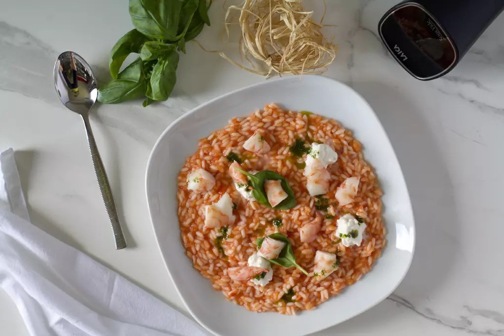 Risotto con crema di pomodori, gamberi, burrata