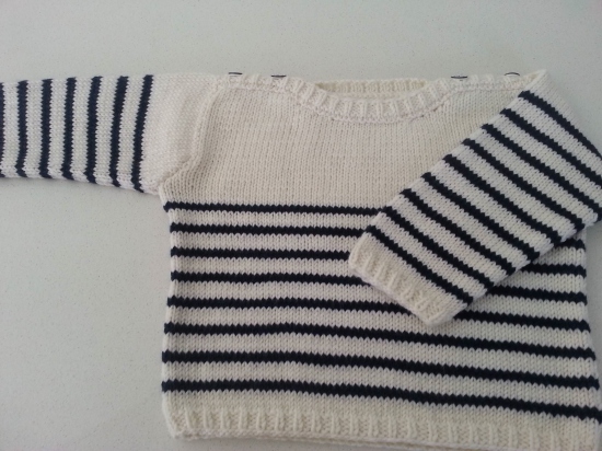 Pull marin pour bébé tricoté à la main